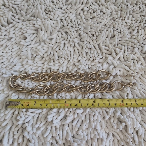 Unbranded gold tone necklace - Picture 2 of 3